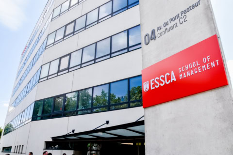 Façade du bâtiment moderne de lESSCA à Lyon, école de management, perspective vitrée.
