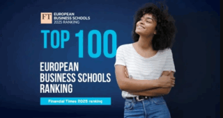 Une jeune femme à côté d'un top 100